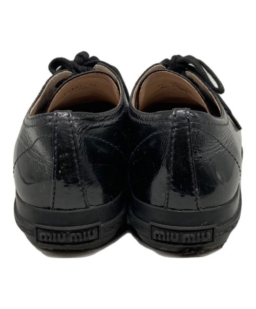 MIU MIU（ミュウミュウ）MIU MIU (ミュウミュウ) ビジューエナメルスニーカー ブラック サイズ:38の古着・服飾アイテム