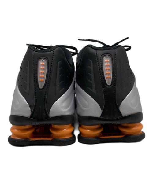 NIKE（ナイキ）NIKE (ナイキ) Shox R4 Black/Bright Mandarin グレー サイズ:US 11 1/2の古着・服飾アイテム