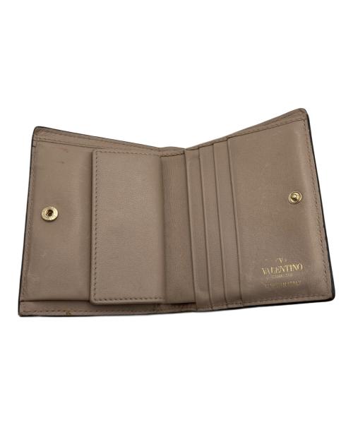 VALENTINO（ヴァレンティノ）VALENTINO (ヴァレンティノ) スタッズコンパクトウォレット ベージュの古着・服飾アイテム