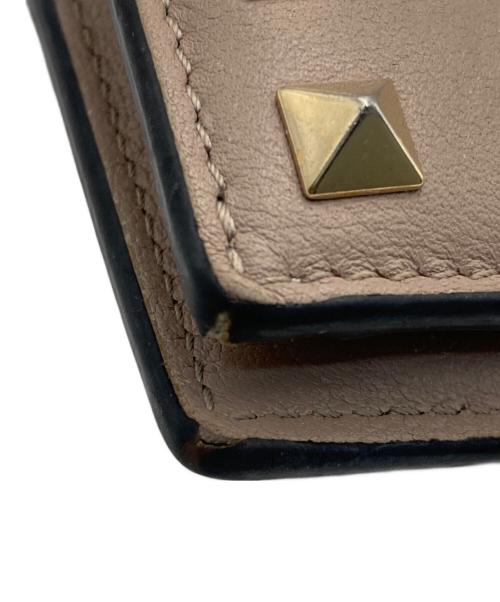VALENTINO（ヴァレンティノ）VALENTINO (ヴァレンティノ) スタッズコンパクトウォレット ベージュの古着・服飾アイテム