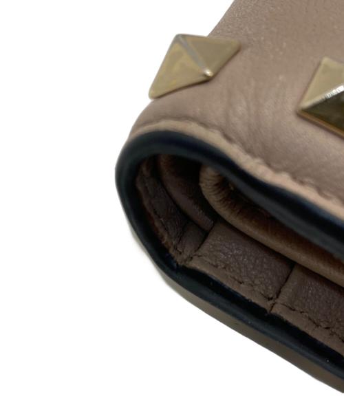 VALENTINO（ヴァレンティノ）VALENTINO (ヴァレンティノ) スタッズコンパクトウォレット ベージュの古着・服飾アイテム