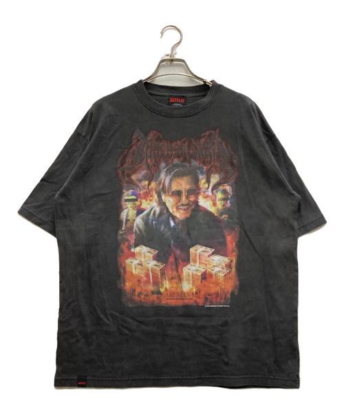 NETFLIX（ネットフリックス）NETFLIX (ネットフリックス) JUN RED (ジュン レッド) 地面師たち ハリソン山中 Tシャツ グレー サイズ:M 未使用品の古着・服飾アイテム