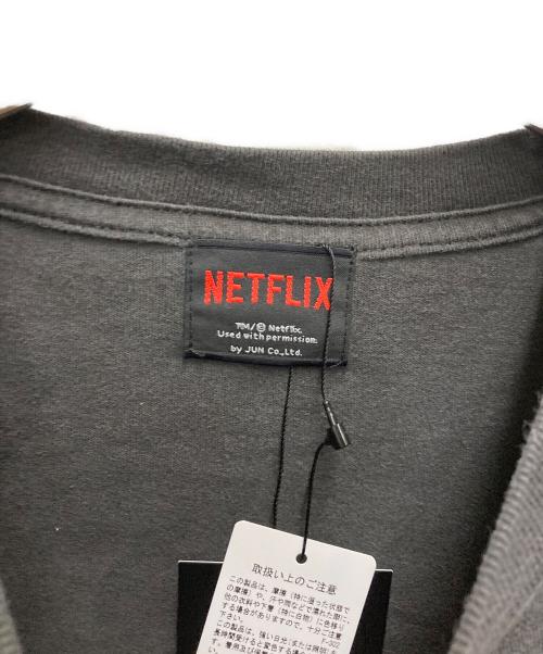 NETFLIX（ネットフリックス）NETFLIX (ネットフリックス) JUN RED (ジュン レッド) 地面師たち ハリソン山中 Tシャツ グレー サイズ:M 未使用品の古着・服飾アイテム