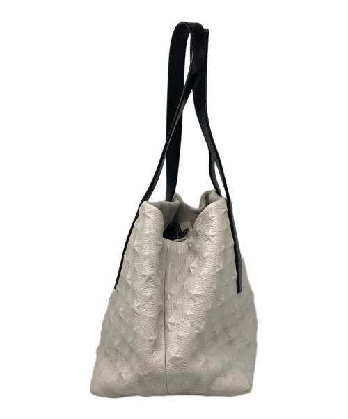 JIMMY CHOO（ジミーチュウ）JIMMY CHOO (ジミーチュウ) ピムリコ スターエンボスハンドバッグ ホワイトの古着・服飾アイテム