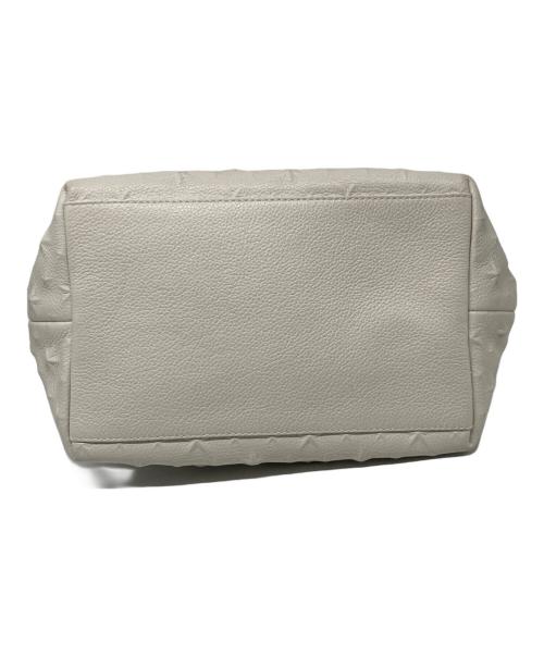 JIMMY CHOO（ジミーチュウ）JIMMY CHOO (ジミーチュウ) ピムリコ スターエンボスハンドバッグ ホワイトの古着・服飾アイテム