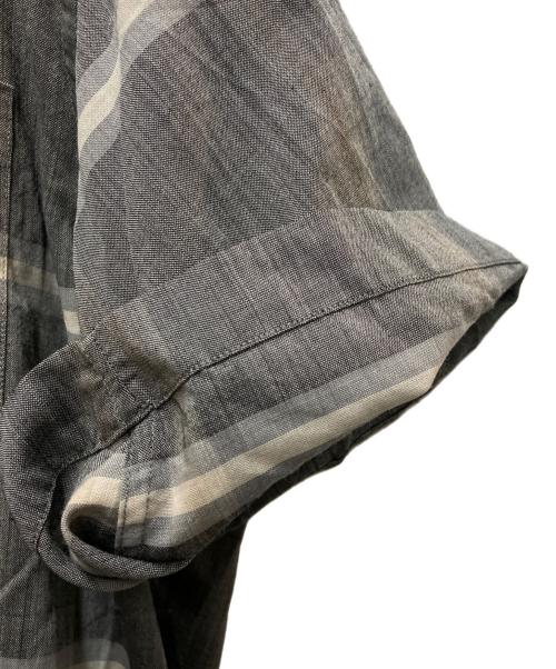 BROWN by 2-tacs（ブラウンバイツータックス）BROWN by 2-tacs (ブラウンバイツータックス) 半袖シャツ グレー サイズ:Lの古着・服飾アイテム
