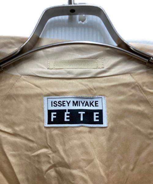 ISSEY MIYAKE FETE（イッセイミヤケフェット）ISSEY MIYAKE FETE (イッセイミヤケフェット) シルクミドルコート ベージュ サイズ:3の古着・服飾アイテム