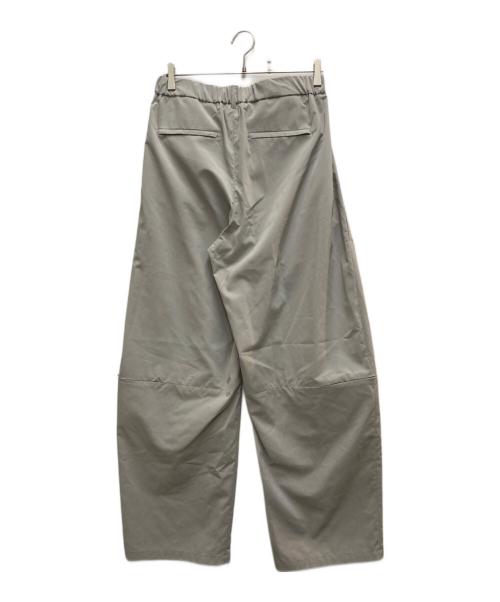 AMOMENTO（アモーメント）AMOMENTO (アモーメント) CURVED ZIP BANDING PANTS グレー サイズ:L 未使用品の古着・服飾アイテム