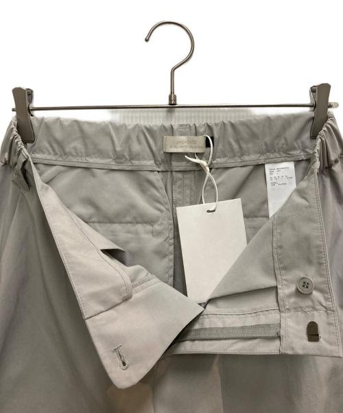 AMOMENTO（アモーメント）AMOMENTO (アモーメント) CURVED ZIP BANDING PANTS グレー サイズ:L 未使用品の古着・服飾アイテム