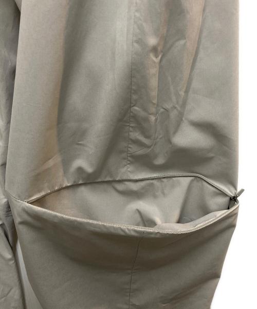 AMOMENTO（アモーメント）AMOMENTO (アモーメント) CURVED ZIP BANDING PANTS グレー サイズ:L 未使用品の古着・服飾アイテム