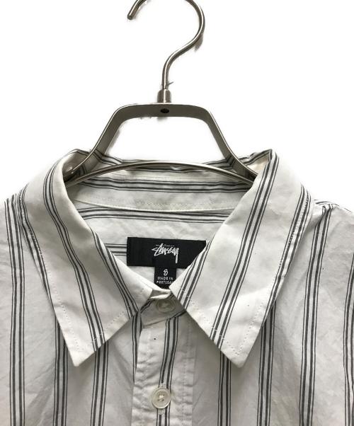 stussy（ステューシー）stussy (ステューシー) BOXY STRIPED SS SHIRT ホワイト サイズ:Sの古着・服飾アイテム