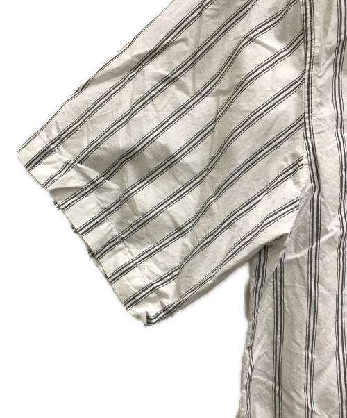 stussy（ステューシー）stussy (ステューシー) BOXY STRIPED SS SHIRT ホワイト サイズ:Sの古着・服飾アイテム