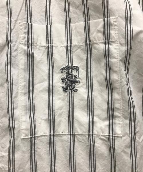 stussy（ステューシー）stussy (ステューシー) BOXY STRIPED SS SHIRT ホワイト サイズ:Sの古着・服飾アイテム