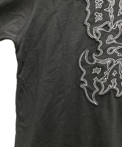 THE BLACK EYE PATCH（ブラックアイパッチ）THE BLACK EYE PATCH (ブラックアイパッチ) TRAP METAL STITCHED LOGO TEE ブラック サイズ:Lの古着・服飾アイテム