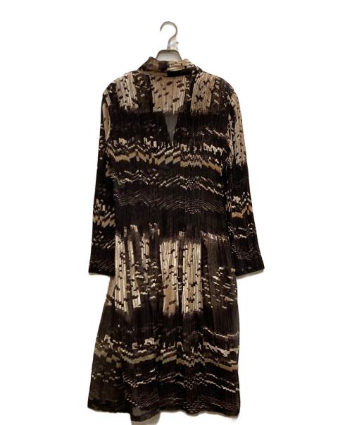ISSEY MIYAKE（イッセイミヤケ）ISSEY MIYAKE (イッセイミヤケ) 総柄プリーツワンピース ベージュ×ブラウン サイズ:Mの古着・服飾アイテム