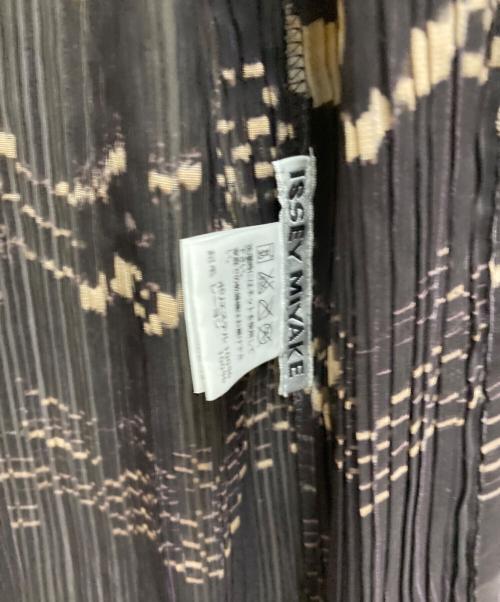 ISSEY MIYAKE（イッセイミヤケ）ISSEY MIYAKE (イッセイミヤケ) 総柄プリーツワンピース ベージュ×ブラウン サイズ:Mの古着・服飾アイテム
