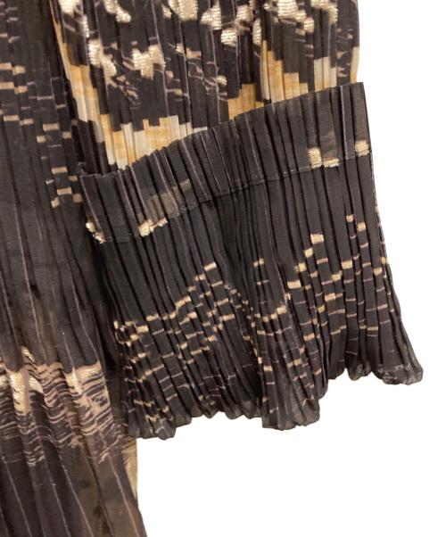 ISSEY MIYAKE（イッセイミヤケ）ISSEY MIYAKE (イッセイミヤケ) 総柄プリーツワンピース ベージュ×ブラウン サイズ:Mの古着・服飾アイテム