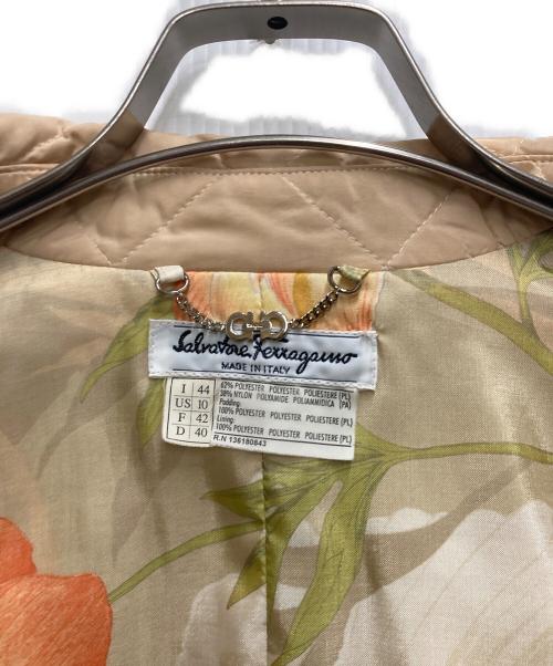 Salvatore Ferragamo（サルヴァトーレ フェラガモ）Salvatore Ferragamo (サルヴァトーレ フェラガモ) キルティングジャケット ベージュ サイズ:Lの古着・服飾アイテム