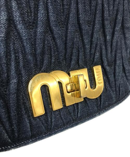 MIU MIU（ミュウミュウ）MIU MIU (ミュウミュウ) マテラッセデニムショルダーバッグ ネイビーの古着・服飾アイテム