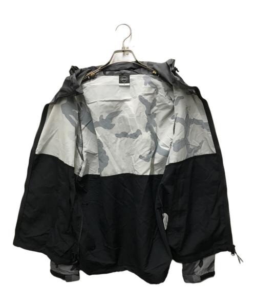 F.C.R.B.（エフシーレアルブリストル）F.C.R.B. (エフシーレアルブリストル) NYLON HOODED BLOUSON グレー×ブラック サイズ:Sの古着・服飾アイテム