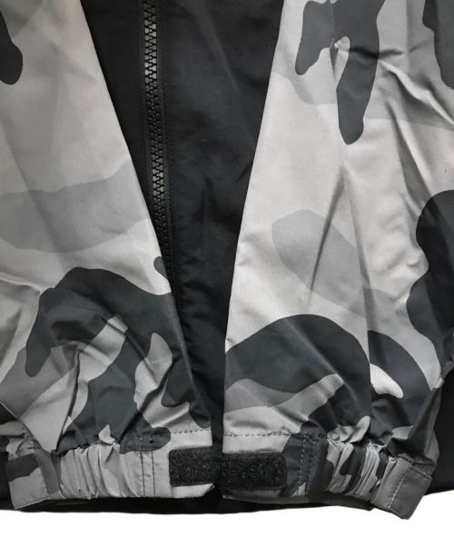 F.C.R.B.（エフシーレアルブリストル）F.C.R.B. (エフシーレアルブリストル) NYLON HOODED BLOUSON グレー×ブラック サイズ:Sの古着・服飾アイテム