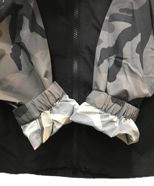 F.C.R.B.（エフシーレアルブリストル）F.C.R.B. (エフシーレアルブリストル) NYLON HOODED BLOUSON グレー×ブラック サイズ:Sの古着・服飾アイテム