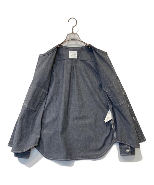 and wander（アンドワンダー）and wander (アンドワンダー) CORDURA indigo chambray collarless shirt コーデュラ・インディゴ・シャンブレー・カラーレス・シャツ 574-1983114 ブルー サイズ:FREEの古着・服飾アイテム