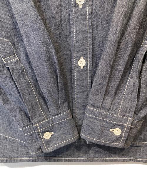 and wander（アンドワンダー）and wander (アンドワンダー) CORDURA indigo chambray collarless shirt コーデュラ・インディゴ・シャンブレー・カラーレス・シャツ 574-1983114 ブルー サイズ:FREEの古着・服飾アイテム