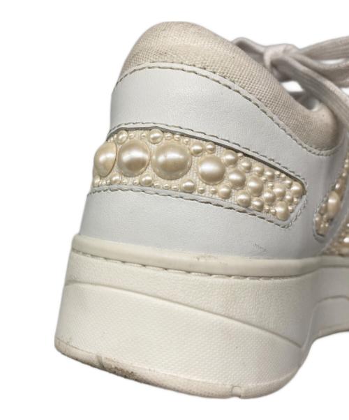 JIMMY CHOO（ジミーチュウ）JIMMY CHOO (ジミーチュウ) パール装飾 HAWAII/F ローカットスニーカー ホワイト サイズ:36の古着・服飾アイテム