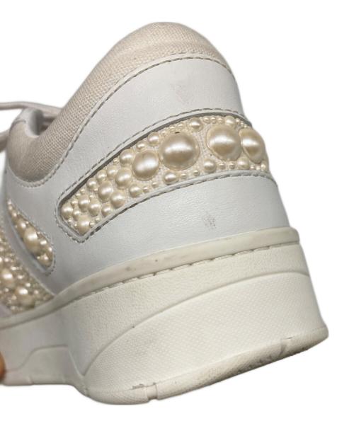 JIMMY CHOO（ジミーチュウ）JIMMY CHOO (ジミーチュウ) パール装飾 HAWAII/F ローカットスニーカー ホワイト サイズ:36の古着・服飾アイテム