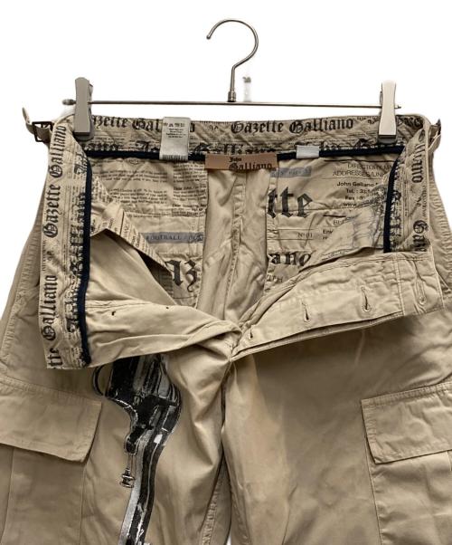 JOHN GALLIANO（ジョンガリアーノ）JOHN GALLIANO (ジョンガリアーノ) ミリタリー ガンプリント カーゴパンツ ベージュ サイズ:48の古着・服飾アイテム