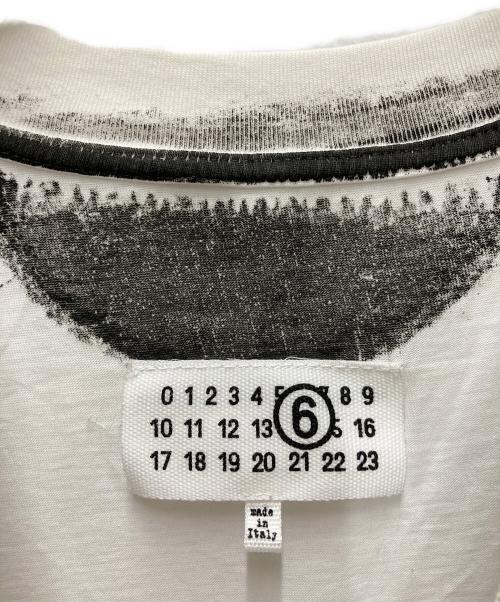 MM6 Maison Margiela（エムエムシックスメゾンマルジェラ）MM6 Maison Margiela (エムエムシックスメゾンマルジェラ) ナンバーロゴTシャツ グレー サイズ:Mの古着・服飾アイテム