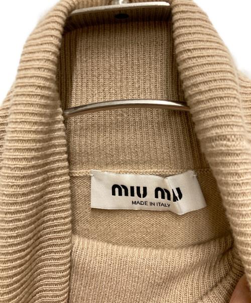 MIU MIU（ミュウミュウ）MIU MIU (ミュウミュウ) ロゴ刺繍カシミアタートルニット ベージュ サイズ:38の古着・服飾アイテム