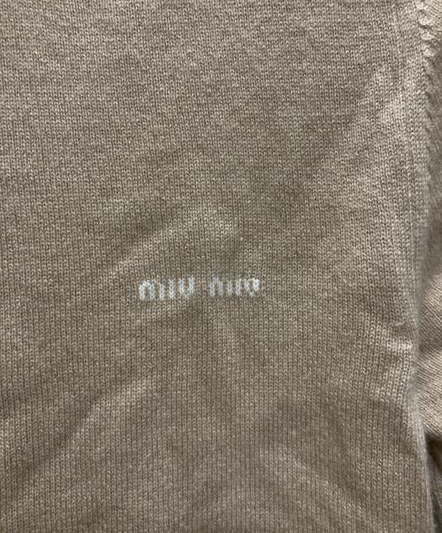 MIU MIU（ミュウミュウ）MIU MIU (ミュウミュウ) ロゴ刺繍カシミアタートルニット ベージュ サイズ:38の古着・服飾アイテム