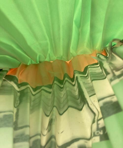 me ISSEY MIYAKE（ミーイッセイ ミヤケ）me ISSEY MIYAKE (ミーイッセイ ミヤケ) プリーツトートバッグ グリーン×オレンジの古着・服飾アイテム