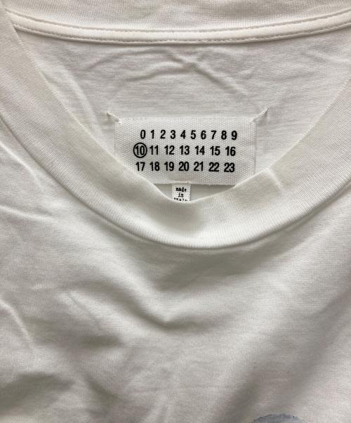 Maison Margiela（メゾンマルジェラ）Maison Margiela (メゾンマルジェラ) 19AW デストロイ カレンダープリント ロゴTシャツ ホワイト サイズ:46の古着・服飾アイテム