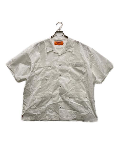 BEAMS（ビームス）BEAMS (ビームス) UNIVERSAL OVERALL (ユニバーサルオーバーオール) 25SS 別注キューバシャツ ホワイト サイズ:XLの古着・服飾アイテム