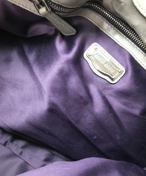 MIU MIU（ミュウミュウ）MIU MIU (ミュウミュウ) ヴィッテロ サイドリボントートバッグ グレーの古着・服飾アイテム