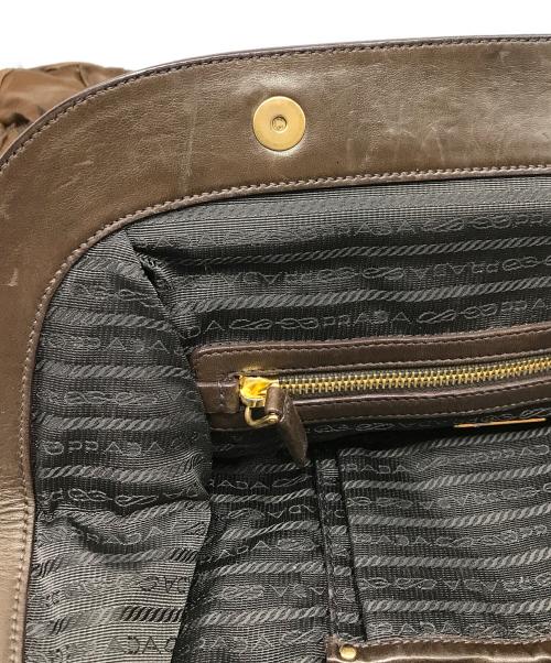 PRADA（プラダ）PRADA (プラダ) ナッパレザーギャザーハンドバッグ ブラウンの古着・服飾アイテム