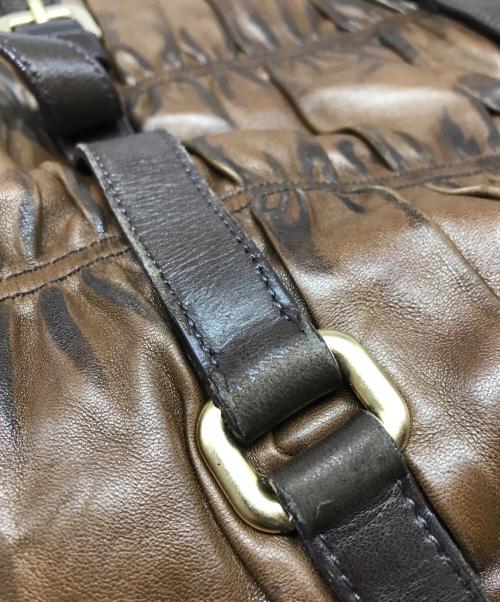 PRADA（プラダ）PRADA (プラダ) ナッパレザーギャザーハンドバッグ ブラウンの古着・服飾アイテム