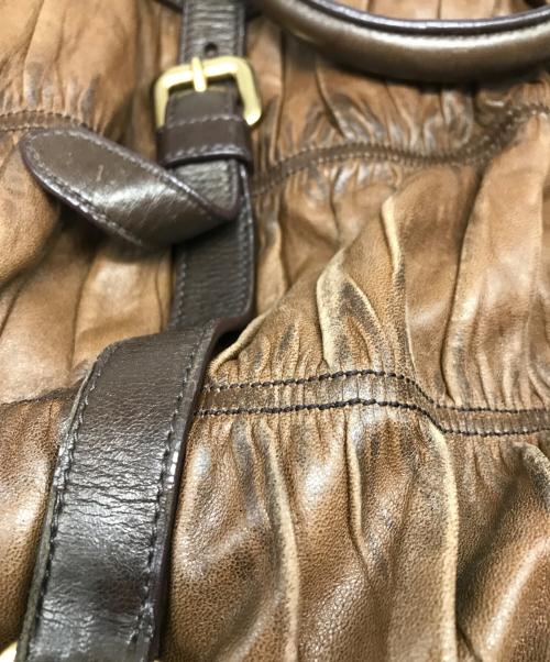 PRADA（プラダ）PRADA (プラダ) ナッパレザーギャザーハンドバッグ ブラウンの古着・服飾アイテム