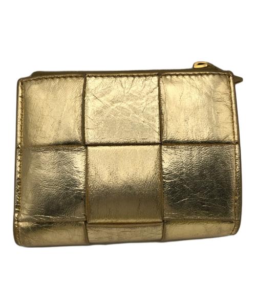 BOTTEGA VENETA（ボッテガベネタ）BOTTEGA VENETA (ボッテガベネタ) 2つ折り財布 ゴールドの古着・服飾アイテム