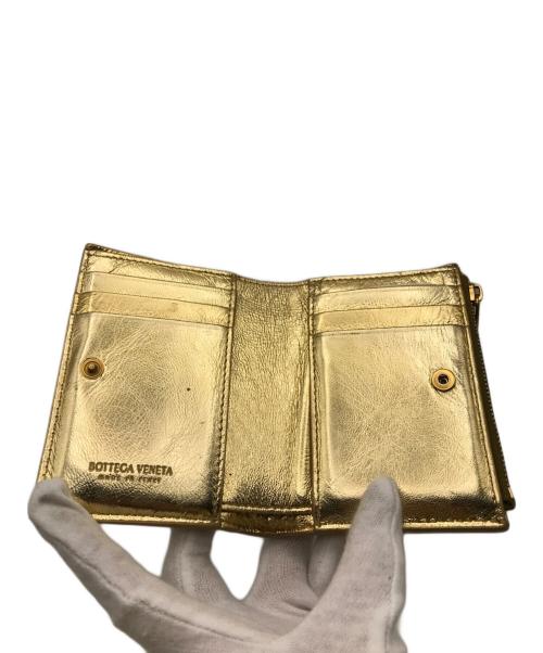 BOTTEGA VENETA（ボッテガベネタ）BOTTEGA VENETA (ボッテガベネタ) 2つ折り財布 ゴールドの古着・服飾アイテム