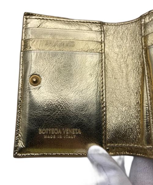 BOTTEGA VENETA（ボッテガベネタ）BOTTEGA VENETA (ボッテガベネタ) 2つ折り財布 ゴールドの古着・服飾アイテム