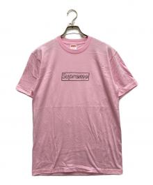 SUPREME×KAWS（シュプリーム×カウズ）の古着「ロゴTシャツ」｜ピンク