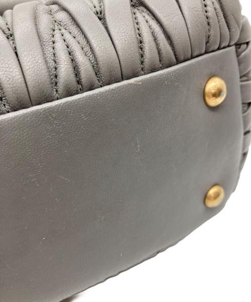 MIU MIU（ミュウミュウ）MIU MIU (ミュウミュウ) MATELASSE/2WAYバッグ グレーの古着・服飾アイテム