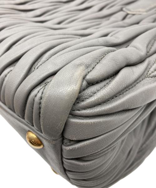 MIU MIU（ミュウミュウ）MIU MIU (ミュウミュウ) MATELASSE/2WAYバッグ グレーの古着・服飾アイテム