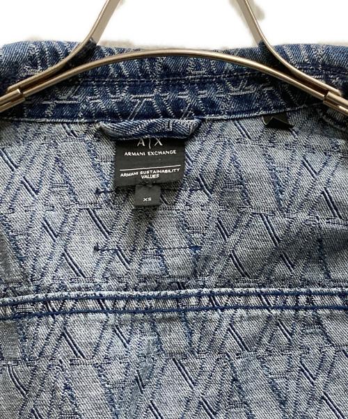 ARMANI EXCHANGE（アルマーニ エクスチェンジ）ARMANI EXCHANGE (アルマーニ エクスチェンジ) オールオーバーロゴ デニムジャケット インディゴ サイズ:XSの古着・服飾アイテム
