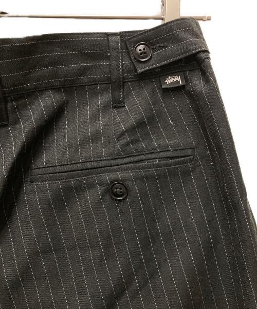 stussy（ステューシー）stussy (ステューシー) Stripe Volume Pleated Trouser ブラック サイズ:71cm (W28)の古着・服飾アイテム