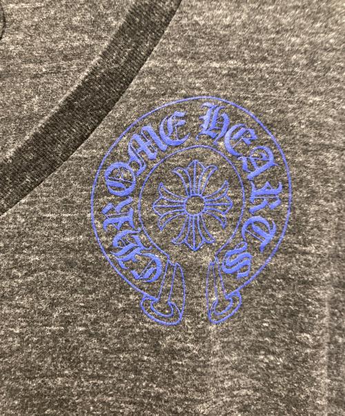 CHROME HEARTS（クロムハーツ）CHROME HEARTS (クロムハーツ) VネックロゴTシャツ グレー サイズ:Mの古着・服飾アイテム
